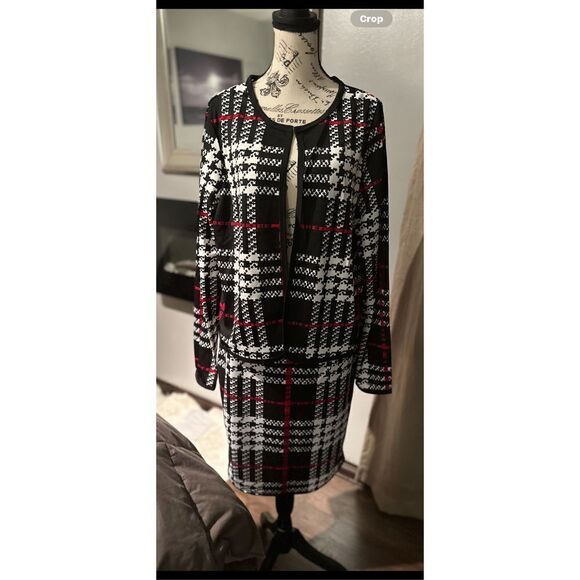 Two piece plaid open front jacket, casual contrast, trim. Pull on skirt with str - Picture 2 of 16
